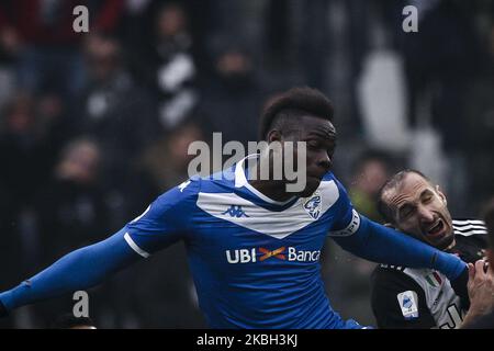 Brescia avance Mario Balotelli (45) et le défenseur de Juventus Giorgio Chiellini (3) tête de la balle pendant le match de football de Serie A n.24 JUVENTUS - BRESCIA sur 16 février 2020 au stade Allianz à Turin, Piémont, Italie. Résultat final: Juventus-Brescia 2-0. (Photo de Matteo Bottanelli/NurPhoto) Banque D'Images