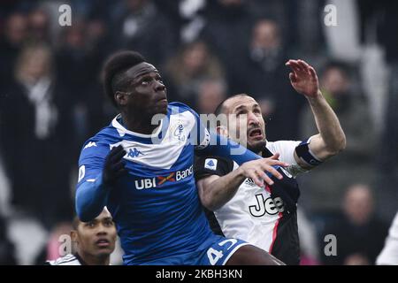 Brescia avance Mario Balotelli (45) et le défenseur de Juventus Giorgio Chiellini (3) tête de la balle pendant le match de football de Serie A n.24 JUVENTUS - BRESCIA sur 16 février 2020 au stade Allianz à Turin, Piémont, Italie. Résultat final: Juventus-Brescia 2-0. (Photo de Matteo Bottanelli/NurPhoto) Banque D'Images