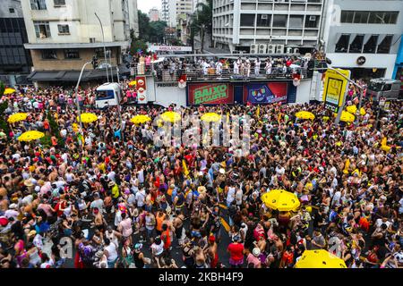 Des milliers de personnes participent au défilé de rue pré-carnaval à Baixo Augusta à Sao Paulo, au Brésil, sur 16 février 2020. (Photo par Dario Oliveira/NurPhoto) Banque D'Images