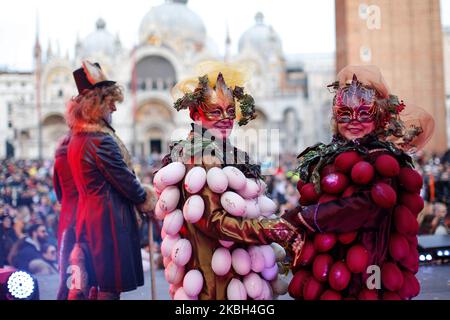 Les personnes portant le costume de Carnaval posent devant Saint Marc sur 16 février 2020 à Venise, Italie. Le thème de l'édition 2020 du Carnaval de Venise est « Game, Love & Folly » et se tiendra du 8th au 25th février 2020. (Photo par Marco Serena/NurPhoto) Banque D'Images