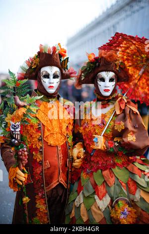 Les personnes portant le costume de Carnaval posent devant Saint Marc sur 16 février 2020 à Venise, Italie. Le thème de l'édition 2020 du Carnaval de Venise est « Game, Love & Folly » et se tiendra du 8th au 25th février 2020. (Photo par Marco Serena/NurPhoto) Banque D'Images