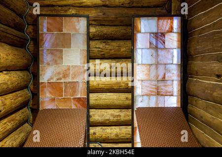 L'intérieur de la salle de sel dans un cadre en bois. Salle de repos dans un centre de santé dans les Carpates Banque D'Images