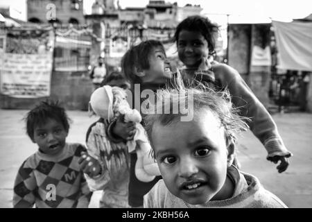 (NOTE DE LA RÉDACTION: L'image a été convertie en noir et blanc) les enfants sans abri jouent près de la porte principale de Jama Masjid (Grande Mosquée) dans la vieille Delhi Inde le 16 février 2020 (photo de Nasir Kachroo/NurPhoto) Banque D'Images