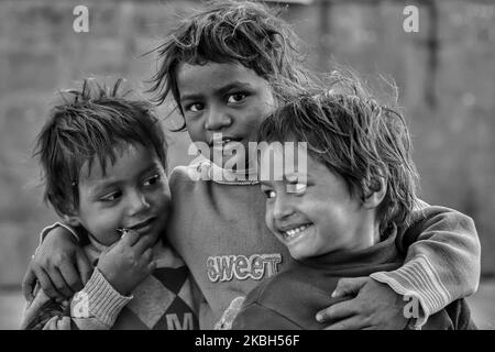 (NOTE DE LA RÉDACTION: L'image a été convertie en noir et blanc) les enfants sans abri jouent près de la porte principale de Jama Masjid (Grande Mosquée) dans la vieille Delhi Inde le 16 février 2020 (photo de Nasir Kachroo/NurPhoto) Banque D'Images