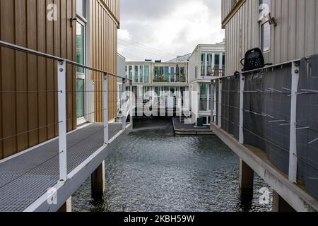 Maisons flottantes à Amsterdam vues sur 17 février 2020. Les pays-Bas sont un pays protégé par des digues où les gens vivent sur des monticules d'origine humaine qui les élèvent au-dessus du niveau de la mer, et dans l'eau sur des maisons flottantes. Les Péniche vous pouvez voir les hôtels flottants le long des canaux d'Amsterdam et d'autres villes. Les maisons flottantes ont été proposées comme une solution viable, écologique et durable aux besoins de logement de la Hollande moderne. Un exemple de maisons flottantes à Amsterdam se trouve sur Steigereiland, la première île construite sur une partie de l'archipel d'IJburg, de fabrication humaine, dans la partie orientale de la ville. Cette île wa Banque D'Images