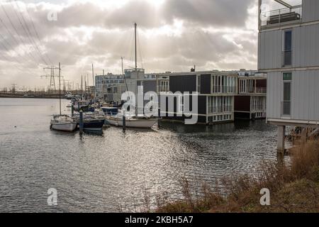 Maisons flottantes à Amsterdam vues sur 17 février 2020. Les pays-Bas sont un pays protégé par des digues où les gens vivent sur des monticules d'origine humaine qui les élèvent au-dessus du niveau de la mer, et dans l'eau sur des maisons flottantes. Les Péniche vous pouvez voir les hôtels flottants le long des canaux d'Amsterdam et d'autres villes. Les maisons flottantes ont été proposées comme une solution viable, écologique et durable aux besoins de logement de la Hollande moderne. Un exemple de maisons flottantes à Amsterdam se trouve sur Steigereiland, la première île construite sur une partie de l'archipel d'IJburg, de fabrication humaine, dans la partie orientale de la ville. Cette île wa Banque D'Images