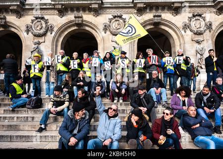 Le 17 février, le projet de loi sur les pensions a été présenté à l'Assemblée nationale. En cette "journée noire", de nombreux secteurs ont manifesté pour le retrait de la réforme à Paris, France sur 17 février 2020. Quelques milliers de manifestants ont manifesté de l'Opéra à l'Ambassade nationale en passant par le Louvre, pour protester contre les réformes des retraites, avec la veste jaune, avec des syndicats, des étudiants, des travailleurs des transports de la SNCF, de la RATP, des avocats et plus encore. A l'arrivée, la police a empêché les manifestants de se rapprocher de l'ambassade nationale, en les écartant, et a procédé à quelques arrestations. (Photo de Jerome Gille Banque D'Images