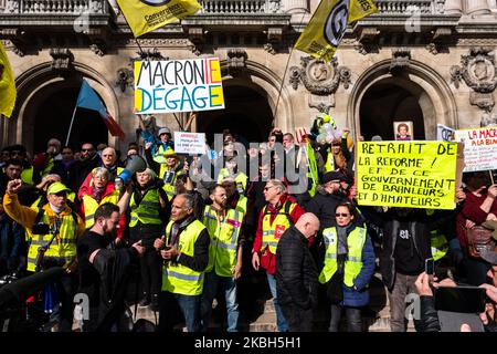 Le 17 février, le projet de loi sur les pensions a été présenté à l'Assemblée nationale. En cette "journée noire", de nombreux secteurs ont manifesté pour le retrait de la réforme à Paris, France sur 17 février 2020. Quelques milliers de manifestants ont manifesté de l'Opéra à l'Ambassade nationale en passant par le Louvre, pour protester contre les réformes des retraites, avec la veste jaune, avec des syndicats, des étudiants, des travailleurs des transports de la SNCF, de la RATP, des avocats et plus encore. A l'arrivée, la police a empêché les manifestants de se rapprocher de l'ambassade nationale, en les écartant, et a procédé à quelques arrestations. (Photo de Jerome Gille Banque D'Images