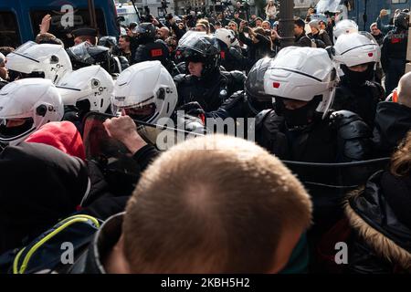 Le 17 février, le projet de loi sur les pensions a été présenté à l'Assemblée nationale. En cette "journée noire", de nombreux secteurs ont manifesté pour le retrait de la réforme à Paris, France sur 17 février 2020. Quelques milliers de manifestants ont manifesté de l'Opéra à l'Ambassade nationale en passant par le Louvre, pour protester contre les réformes des retraites, avec la veste jaune, avec des syndicats, des étudiants, des travailleurs des transports de la SNCF, de la RATP, des avocats et plus encore. A l'arrivée, la police a empêché les manifestants de se rapprocher de l'ambassade nationale, en les écartant, et a procédé à quelques arrestations. (Photo de Jerome Gille Banque D'Images