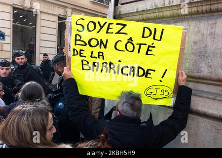 Le 17 février, le projet de loi sur les pensions a été présenté à l'Assemblée nationale. En cette "journée noire", de nombreux secteurs ont manifesté pour le retrait de la réforme à Paris, France sur 17 février 2020. Quelques milliers de manifestants ont manifesté de l'Opéra à l'Ambassade nationale en passant par le Louvre, pour protester contre les réformes des retraites, avec la veste jaune, avec des syndicats, des étudiants, des travailleurs des transports de la SNCF, de la RATP, des avocats et plus encore. A l'arrivée, la police a empêché les manifestants de se rapprocher de l'ambassade nationale, en les écartant, et a procédé à quelques arrestations. (Photo de Jerome Gille Banque D'Images