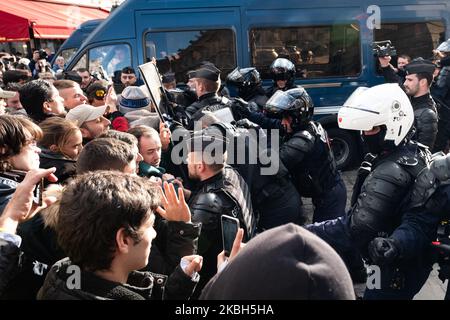 Le 17 février, le projet de loi sur les pensions a été présenté à l'Assemblée nationale. En cette "journée noire", de nombreux secteurs ont manifesté pour le retrait de la réforme à Paris, France sur 17 février 2020. Quelques milliers de manifestants ont manifesté de l'Opéra à l'Ambassade nationale en passant par le Louvre, pour protester contre les réformes des retraites, avec la veste jaune, avec des syndicats, des étudiants, des travailleurs des transports de la SNCF, de la RATP, des avocats et plus encore. A l'arrivée, la police a empêché les manifestants de se rapprocher de l'ambassade nationale, en les écartant, et a procédé à quelques arrestations. (Photo de Jerome Gille Banque D'Images