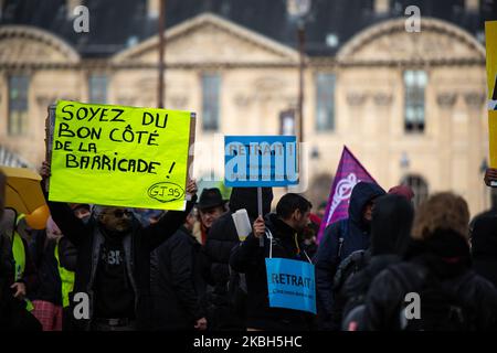 Le 17 février, le projet de loi sur les pensions a été présenté à l'Assemblée nationale. En cette "journée noire", de nombreux secteurs ont manifesté pour le retrait de la réforme à Paris, France sur 17 février 2020. Quelques milliers de manifestants ont manifesté de l'Opéra à l'Ambassade nationale en passant par le Louvre, pour protester contre les réformes des retraites, avec la veste jaune, avec des syndicats, des étudiants, des travailleurs des transports de la SNCF, de la RATP, des avocats et plus encore. A l'arrivée, la police a empêché les manifestants de se rapprocher de l'ambassade nationale, en les écartant, et a procédé à quelques arrestations. (Photo de Jerome Gille Banque D'Images