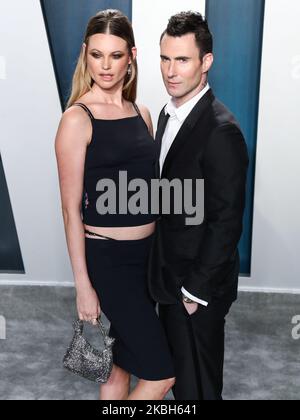 BEVERLY HILLS, LOS ANGELES, CALIFORNIE, États-Unis - FÉVRIER 09 : Behati Prinsloo et Adam Levine arrivent à la fête des Oscars de la Vanity Fair de 2020 qui s'est tenue au Wallis Annenberg Center for the Performing Arts on 9 février 2020 à Beverly Hills, Los Angeles, Californie, États-Unis. (Photo par Xavier Collin/image Press Agency/NurPhoto) Banque D'Images