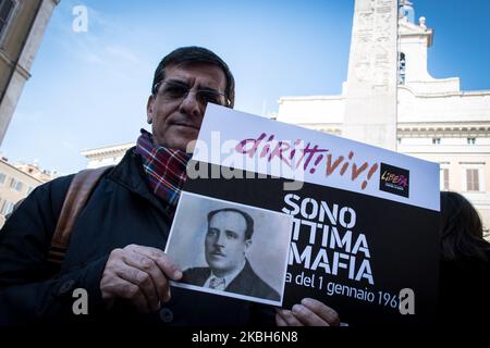 Asseyez-vous sur la Piazza Montecitorio de ''Libera'' et d'autres associations pour demander la vérité, la justice et les droits des victimes innocentes de la mafia, à Rome, en Italie, sur 18 février 2020. (Photo par Andrea Ronchini/NurPhoto) Banque D'Images