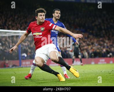 Le 17 février 2020, Harry Maguire de Manchester United détient Pedro de Chelsea lors de la première ligue anglaise entre Chelsea et Manchester United au stade Stanford Bridge, Londres, Angleterre (photo d'action Foto Sport/NurPhoto) Banque D'Images