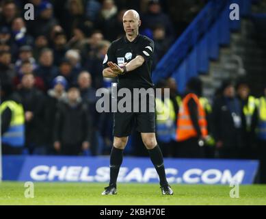 Arbitre Antony Taylor lors de la première ligue anglaise entre Chelsea et Manchester United au stade Stanford Bridge, Londres, Angleterre, le 17 février 2020 (photo par action Foto Sport/NurPhoto) Banque D'Images