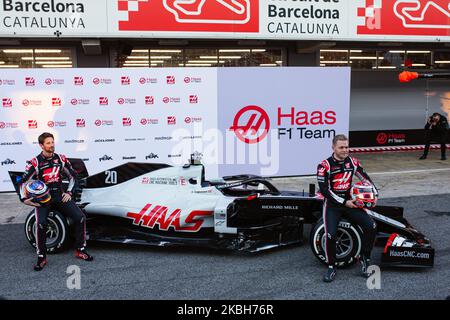 Haas F1 TeamHaas F1 Présentation de l'écurie Ferrari VF-20 avec le portrait de Romain Grosjean et Kevin Magnussen lors des épreuves d'hiver de Formule 1 au circuit de Barcelone - Catalunya sur 19 février 2020 à Barcelone, Espagne. (Photo par Xavier Bonilla/NurPhoto) Banque D'Images