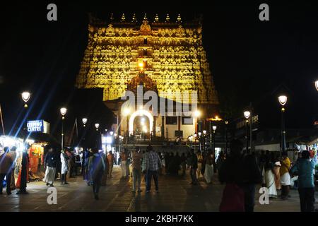 Le temple historique de Sree Padmanabhaswamy vu la nuit à Thiruvananthapuram (Trivandrum), Kerala, Inde. Le temple qui a plus de 260 ans est récemment entré en vedette après que des pièces d'or et des pierres précieuses d'une valeur de 500 milliards de roupies (USD 11,2 milliards) ont été trouvées dans ses voûtes. Cinq voûtes du temple ont été ouvertes, produisant d'énormes quantités de bijoux en or et en argent, de pièces de monnaie et de pierres précieuses. Après la découverte de Kerala, la police a pris le contrôle de la sécurité du personnel du temple. (Photo de Creative Touch Imaging Ltd./NurPhoto) Banque D'Images