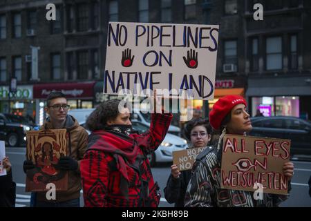 Des manifestants se tiennent devant le consulat du Canada à New York, au 18 février 2020. L'action est en réponse à la menace que font face les gens de la nation Wet'suwet'en lorsqu'ils s'opposent à un gazoduc qui doit être construit sur leur territoire en Colombie-Britannique, au Canada. (Photo par Aidan Loughran/NurPhoto) Banque D'Images