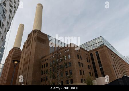 Londres. ROYAUME-UNI- 11.02.2022. Une vue vers le haut de la station électrique de Battersea avec un bâtiment haut moderne à côté. Banque D'Images
