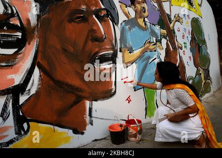 Les étudiants bangladais des beaux-arts peignent sur un mur devant le Minar central Shahid (Mausolée du mouvement linguistique) à Dhaka, au Bangladesh, sur 19 février 2020 (photo de Mamunur Rashid/NurPhoto) Banque D'Images