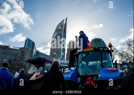 Un fermier est en haut de ses tracteurs prenant des photos, lors de la nouvelle campagne de protestation par les fermiers néerlandais, à la Haye, sur 19 février 2020. (Photo par Romy Arroyo Fernandez/NurPhoto) Banque D'Images