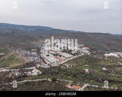 Camp de réfugiés de Moria sur l'île de Lesvos près du village de Moria près de la ville de Mytilène en Grèce. Vue panoramique aérienne depuis un drone du camp officiel et les tentes improvisées de la colonie. On estime qu'aujourd'hui, 24,000 personnes vivent dans la région, tandis que le camp officiel est conçu pour moins de 3,000 personnes. Les migrants appellent le camp vivant l'enfer ou la jungle dans les collines voisines oliveraie vivant sans les équipements de base comme l'accès à l'eau courante, la chaleur ou l'électricité. Des incidents violents se produisent chaque jour. La majorité des personnes vivant dans des conditions inhumaines viennent d'Afghanistan. Les réfugiés arrivent la veille Banque D'Images