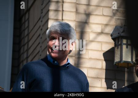 L'ancien gouverneur de l'Illinois, Rod Blagojevich, salue les médias et les supporters devant sa maison à Chicago, sur 19 février 2020, le lendemain de sa libération d'une prison du Colorado. Mardi, le président Donald Trump a commué la peine de prison de Blagojevich, qui avait purgé huit ans d'une peine de corruption de 14 ans. (Photo de Max Herman/NurPhoto) Banque D'Images