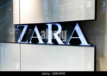 Le logo ZARA est visible dans le centre commercial de Cracovie, en Pologne, sur 18 février 2020. (Photo de Jakub Porzycki/NurPhoto) Banque D'Images