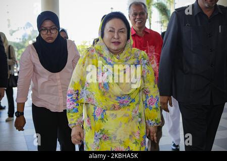 Rosmah Mansor (C), épouse de l'ancien Premier ministre de Malaisie, Najib Razak, arrive à la haute Cour de Kuala Lumpur à Kulala Lumpur, Malaisie, le 20 février 2020. Rosmah Mansor fait face à un procès pour détournement présumé de fonds pour l'installation de panneaux solaires dans plusieurs écoles rurales de Sarawak. Banque D'Images