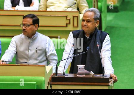 Jaipur: Le Ministre en chef du Rajasthan, Ashok Gehlot, présente le Budget de l'Etat 2020-21 à l'Assemblée du Rajasthan, à Jaipur, le jeudi 20 février 2020.(photo de Vishal Bhatnagar/NurPhoto) Banque D'Images