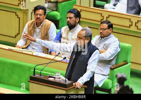 Jaipur: Le Ministre en chef du Rajasthan, Ashok Gehlot, présente le Budget de l'Etat 2020-21 à l'Assemblée du Rajasthan, à Jaipur, le jeudi 20 février 2020.(photo de Vishal Bhatnagar/NurPhoto) Banque D'Images