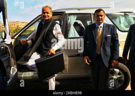 Jaipur: Le Ministre en chef du Rajasthan, Ashok Gehlot, arrive à présenter le Budget de l'Etat 2020-21 à l'Assemblée du Rajasthan, à Jaipur, le jeudi 20 février 2020.(photo de Vishal Bhatnagar/NuratPhoto) Banque D'Images