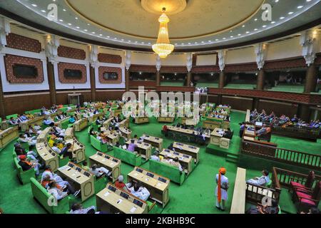 Jaipur: Le Ministre en chef du Rajasthan, Ashok Gehlot, présente le Budget de l'Etat 2020-21 à l'Assemblée du Rajasthan, à Jaipur, le jeudi 20 février 2020.(photo de Vishal Bhatnagar/NurPhoto) Banque D'Images