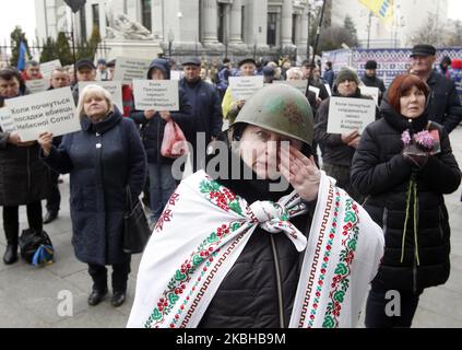 Une femme réagit lors d'un rassemblement de parents, d'amis et d'activistes qui exigent des enquêtes sur l'affaire Maidan de 2013-2014 et de punir les coupables, près du bureau présidentiel de Kiev, en Ukraine, le 20 février 2020. (Photo par STR/NurPhoto) Banque D'Images