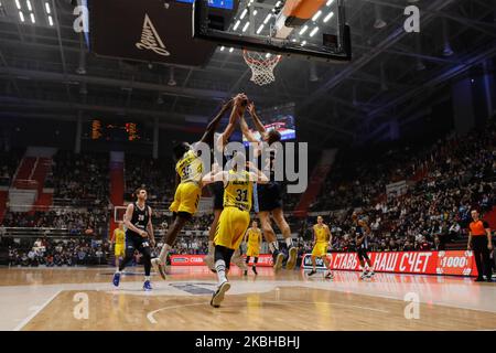 Gustavo Ayon (C) et Tim Abromaitis (21) de Zenit St Petersbourg en action contre Landry Nnoko (35) et Rokas Giedraitis (31) de l'ALBA Berlin lors du match de basketball de l'Euroligue entre Zenit St Petersbourg et ALBA Berlin sur 20 février 2020 à l'arène de Sibur à Saint Petersbourg, en Russie. (Photo de Mike Kireev/NurPhoto) Banque D'Images