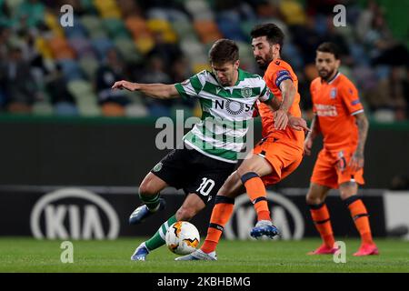 Luciano Vieto de Sporting CP (L) vies avec Mahmut Tekdemir d'Istanbul Basaksehir lors de la manche de l'UEFA Europa League de 32 match de football de première jambe entre Sporting CP et Istanbul Basaksehir au stade Alvalade de Lisbonne, Portugal, sur 20 février 2020. (Photo par Pedro Fiúza/NurPhoto) Banque D'Images