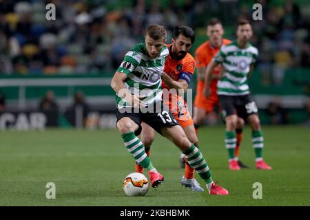 Stefan Ristovski de Sporting CP (L) vit avec Mahmut Tekdemir d'Istanbul Basaksehir lors de la manche de l'UEFA Europa League de 32 match de football de première jambe entre Sporting CP et Istanbul Basaksehir au stade Alvalade à Lisbonne, Portugal, sur 20 février 2020. (Photo par Pedro Fiúza/NurPhoto) Banque D'Images