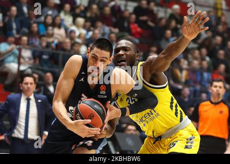 Gustavo Ayon (L) de Zenit St Petersbourg et Landry Nnoko de ALBA Berlin en action pendant le match de basketball de l'Euroligue entre Zenit St Petersbourg et ALBA Berlin sur 20 février 2020 à l'arène de Sibur à Saint-Pétersbourg, en Russie. (Photo par Igor Russak/NurPhoto) Banque D'Images