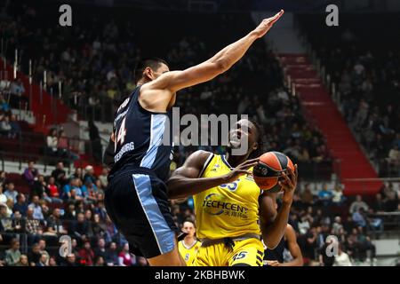 Gustavo Ayon (L) de Zenit St Petersbourg et Landry Nnoko de ALBA Berlin en action pendant le match de basketball de l'Euroligue entre Zenit St Petersbourg et ALBA Berlin sur 20 février 2020 à l'arène de Sibur à Saint-Pétersbourg, en Russie. (Photo par Igor Russak/NurPhoto) Banque D'Images