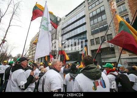 Des tracteurs et des agriculteurs de Lituanie et des pays baltes avec des agriculteurs baltes, pas de deuxième classe et ne CAP pas l'équité imprimé sur leurs t-shirts, comme on l'a vu lors d'une manifestation - action de protestation organisée par l'Office européen du lait, la Fédération européenne des producteurs laitiers, Devant la construction des institutions européennes à Bruxelles, en Belgique, à l'extérieur du Conseil européen, lors d'un sommet spécial du Conseil européen qui a eu lieu pour discuter du prochain budget à long terme de l'Union européenne (UE). 20 février 2020 (photo de Nicolas Economou/NurPhoto) Banque D'Images