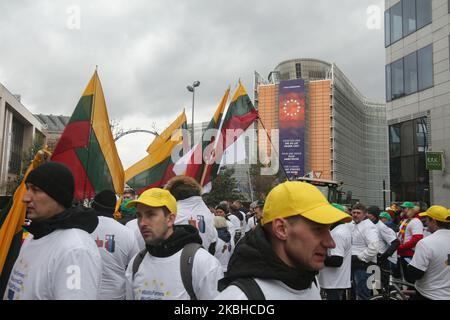 Des tracteurs et des agriculteurs de Lituanie et des pays baltes avec des agriculteurs baltes, pas de deuxième classe et ne CAP pas l'équité imprimé sur leurs t-shirts, comme on l'a vu lors d'une manifestation - action de protestation organisée par l'Office européen du lait, la Fédération européenne des producteurs laitiers, Devant la construction des institutions européennes à Bruxelles, en Belgique, à l'extérieur du Conseil européen, lors d'un sommet spécial du Conseil européen qui a eu lieu pour discuter du prochain budget à long terme de l'Union européenne (UE). 20 février 2020 (photo de Nicolas Economou/NurPhoto) Banque D'Images