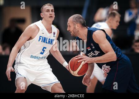 Marko Simonovi ? De Serbie et Alex Murphy de Finlande en action lors du match de qualification FIBA Eurobasket 2021 entre la Finlande et la Serbie à Espoo, Finlande sur 20 février 2020. (Photo par Antti Yrjonen/NurPhoto) Banque D'Images