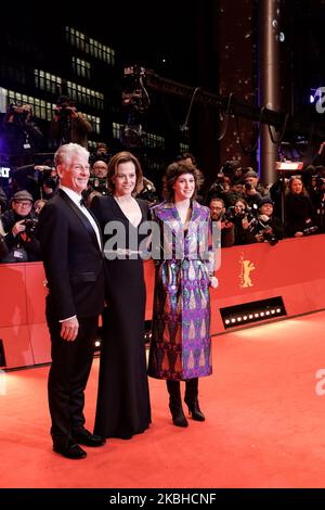 Sigourney Weaver (C) avec son mari Jim Simpson et sa fille Charlotte Simpson assistent à la cérémonie d'ouverture et à la première de l'année « My Salinger » lors du festival international du film de Berlinale 70th au Palais de Berlinale à Berlin, en Allemagne, sur 20 février 2020. (Photo par Dominika Zarzycka/NurPhoto) Banque D'Images