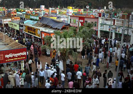 Vue de dessus de la foire du livre Ekushe Boimela à Suhrawardy Udyan à Dhaka, au Bangladesh. Photo prise le vendredi 21 février 2020. (Photo de Syed Mahamudur Rahman/NurPhoto) Banque D'Images