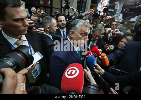 Le Premier ministre hongrois Viktor Orban part et parle aux médias, un point de presse à deux pas dans l'atrium du bâtiment Justus Lipsius à la suite d'une réunion au cours de la deuxième journée d'un Conseil européen spécial EUCO, sommet DE L'EURO, les dirigeants de l'UE à Bruxelles, La Belgique au sujet de l'avenir du prochain budget à long terme de l'Union européenne. 21 février 2020 (photo de Nicolas Economou/NurPhoto) Banque D'Images