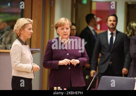 La présidente de la Commission européenne Ursula von der Leyen, vue à la table ronde avec Angela Merkel, chancelière fédérale d'Allemagne, au cours de la deuxième journée d'un Conseil européen spécial EUCO, sommet DE L'EURO, réunion des dirigeants de l'UE à Bruxelles, Belgique sur la planification future du prochain budget à long terme de l'Union européenne - UE. 21 février 2020 (photo de Nicolas Economou/NurPhoto) Banque D'Images