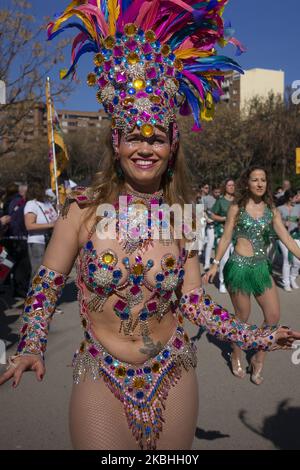 Les participants se sont vêtus pendant le défilé de carnaval à Madrid. Grand festival multicolore de la culture ibéro-américaine présent dans la ville. 21 février 2020 Espagne (photo par Oscar Gonzalez/NurPhoto) Banque D'Images