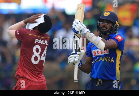 Le cricketer sri lankais Wanindu Hasaranga célèbre après avoir remporté les courses alors que le cricketer des Indes occidentales Keemo Paul réagit lors du match international de cricket d'une journée 1st entre le Sri Lanka et les Indes occidentales au terrain de cricket international de la SSC à Colombo, au Sri Lanka. Samedi 22 février 2020 (photo de Thharaka Basnayaka/NurPhoto) Banque D'Images