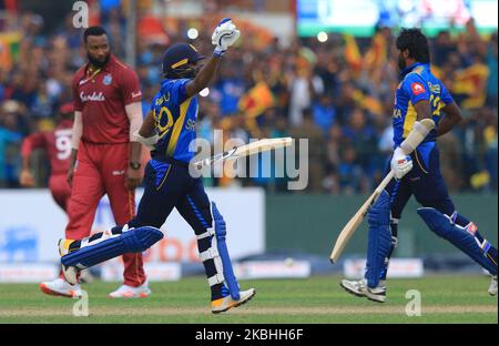 Le cricketer sri-lankais Wanindu Hasaranga célèbre après avoir remporté les courses alors que le capitaine de cricket des Indes occidentales Kieron Pollard réagit lors du match international de cricket d'une journée 1st entre le Sri Lanka et les Indes occidentales au terrain de cricket international de la SSC à Colombo, au Sri Lanka. Samedi 22 février 2020 (photo de Thharaka Basnayaka/NurPhoto) Banque D'Images